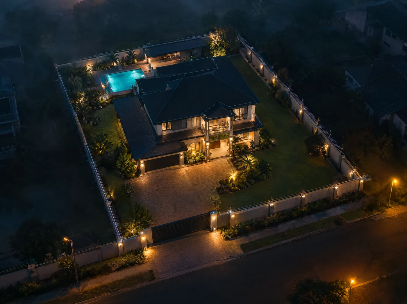 Night aerial of a walled residential property with its perimeter, six camera coverage zones, the access-controlled gate and the armed response patrol route marked